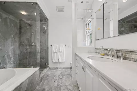 Bath - 4 Clark Ln, Rye, NY 10580 photo 2 of 4