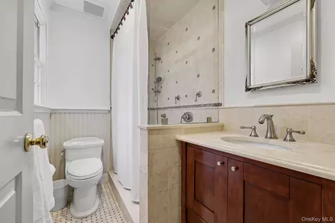 Bath - 4 Clark Ln, Rye, NY 10580 photo 4 of 4