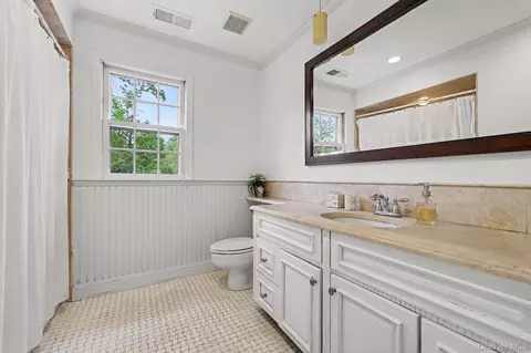 Bath - 4 Clark Ln, Rye, NY 10580 photo 3 of 4