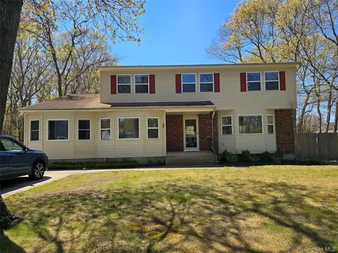 92 Hawthorne St, Mastic, NY 11950