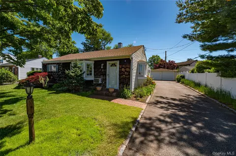 6 Virginia Ln, Bethpage, NY 11714