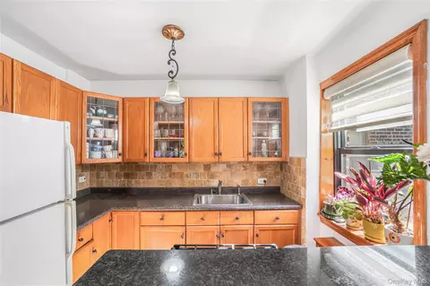 218-12 43rd Ave #2E, Bayside, NY 11361