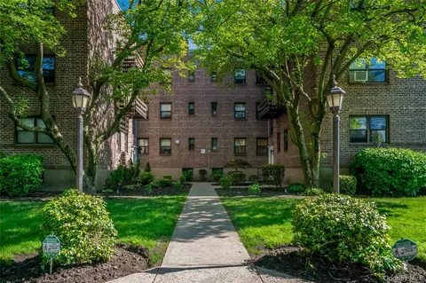 218-12 43rd Ave #2E, Bayside, NY 11361