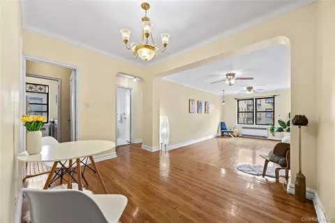 35-35 75th St #522, New York, NY 11372