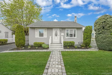 15 Glenda Dr, West Babylon, NY 11704