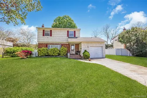 14 Leanore Dr, Farmingdale, NY 11735
