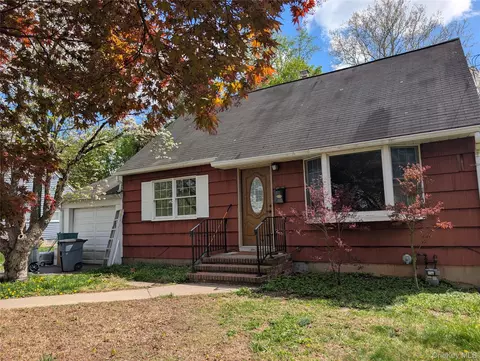 13 Venter Ln, Nanuet, NY 10954