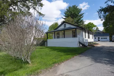 22 Seybolt Ave, Mount Hope, NY 10963