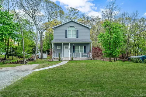 187 Hallock St, Riverhead, NY 11901