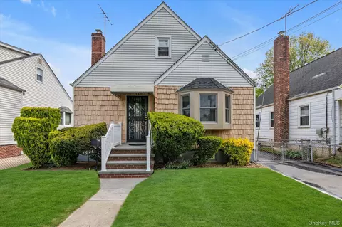 1026 N 2nd St, North Hempstead, NY 11040