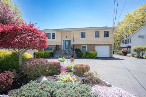 188 Geneva St, Bay Shore, NY 11706