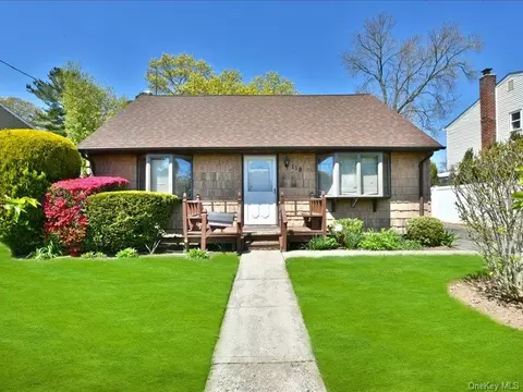 118 Park Ln, Massapequa, NY 11758