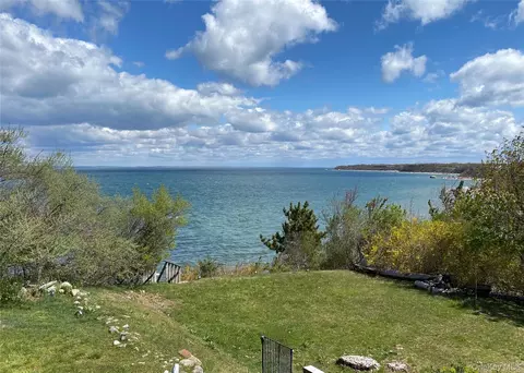100 Sound Dr, Greenport, NY 11944