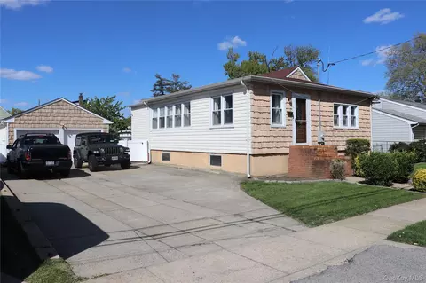 31 Gregory St, Valley Stream, NY 11580