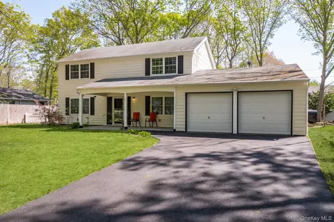 35 Spencer Ln, Stony Brook, NY 11790