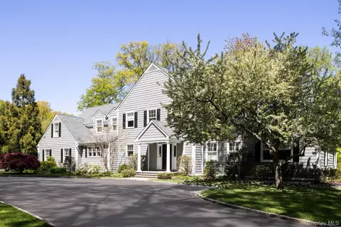 24 Matinecock Farms Rd, Glen Cove, NY 11542