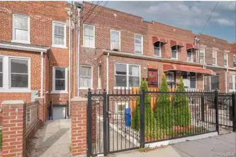 951 E 221st St, New York, NY 10469