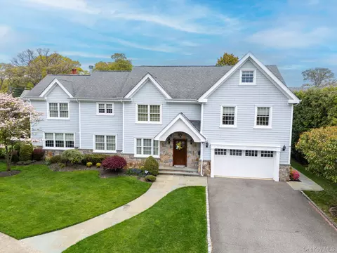 93 Berkshire Rd, Rockville Centre, NY 11570