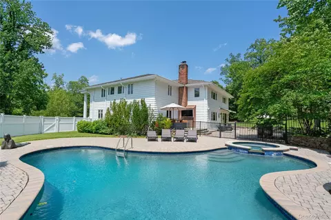 25 Montrose Ct, North Hempstead, NY 11576