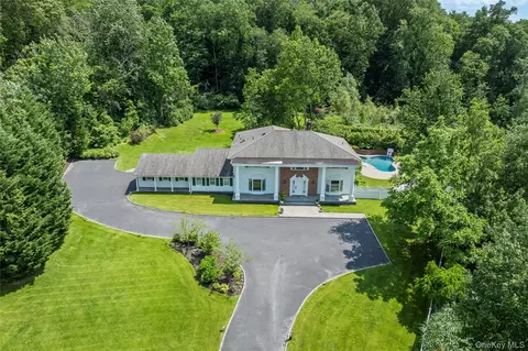 25 Montrose Ct, North Hempstead, NY 11576