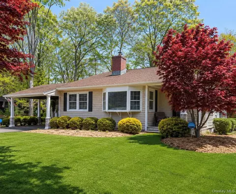 7 Ursular Ct, Smithtown, NY 11787