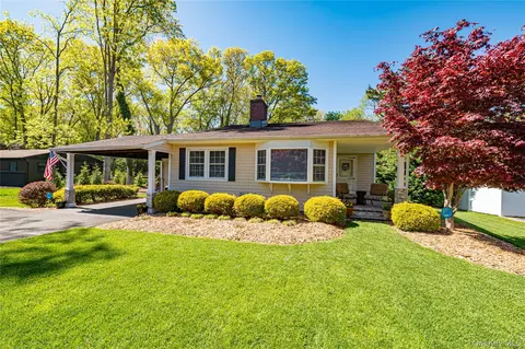 7 Ursular Ct, Smithtown, NY 11787