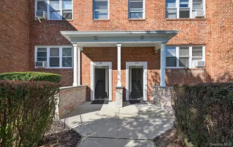 28 Linden St, North Hempstead, NY 11021