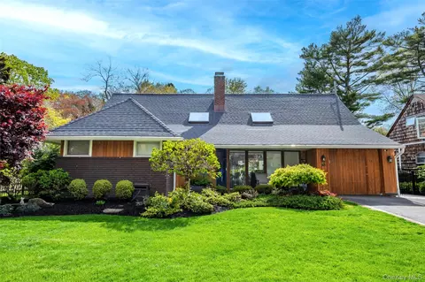 10 Oak Brook Ln, Merrick, NY 11566