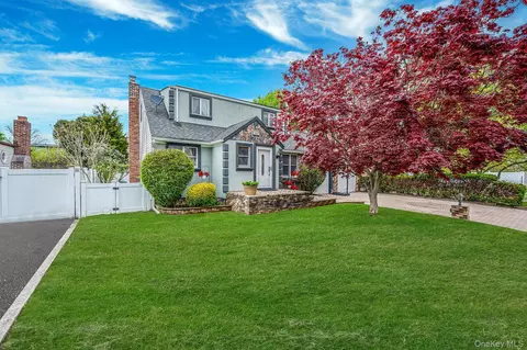 320 28th St, Lindenhurst, NY 11757