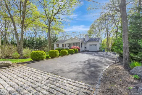 10 Black Pine St, Center Moriches, NY 11934