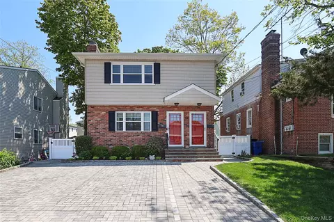 40 Edgewood Rd, North Hempstead, NY 11050