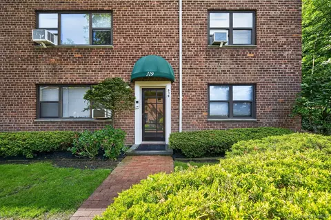 319 Main St #B, North Hempstead, NY 11576