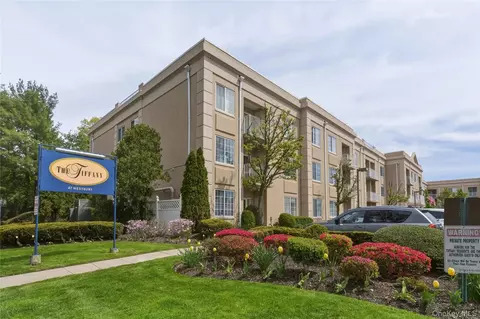 54 School St #126, North Hempstead, NY 11590