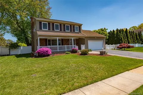 20 Evon Dr, Syosset, NY 11791