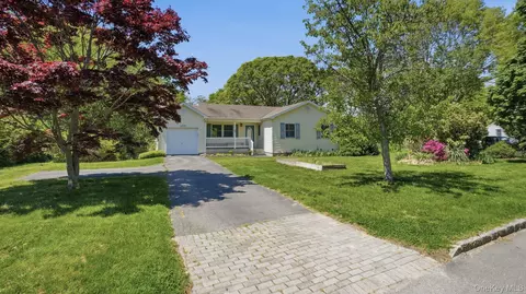 63 Crystal Dr, Aquebogue, NY 11931