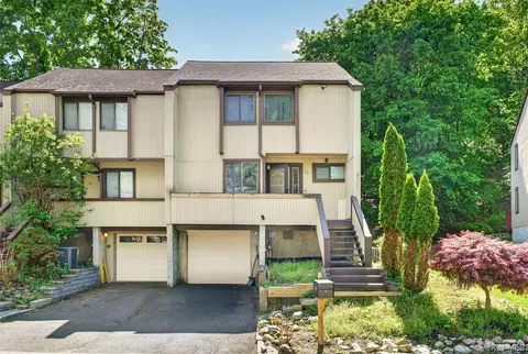 11 Rockledge Dr, Ramapo, NY 10901