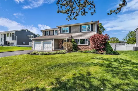 25 Sherry Ln, Hauppauge, NY 11788