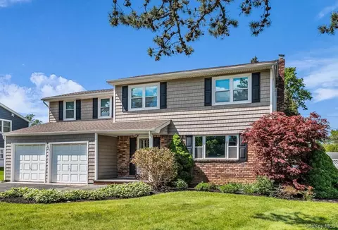 25 Sherry Ln, Hauppauge, NY 11788