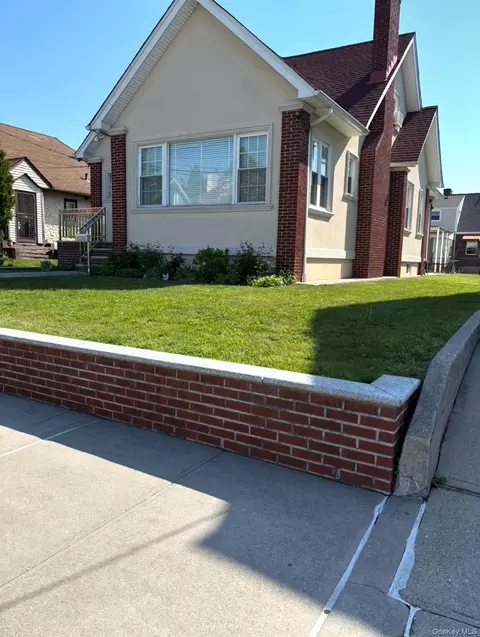 4223 189th St, Flushing, NY 11358