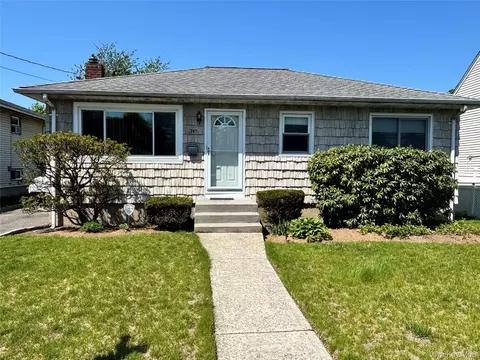 245 Garden St, North Hempstead, NY 11590