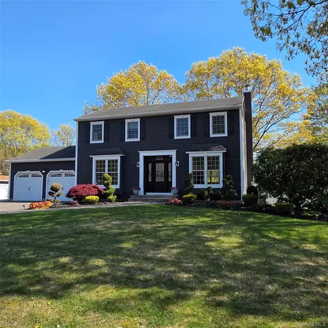 38 Bishop Ln, Holbrook, NY 11741