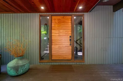 Entry Way - 181 River Rd, Orangetown, NY 10960 photo 2 of 2