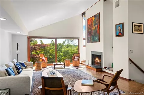 Living - 181 River Rd, Orangetown, NY 10960 photo 1 of 4