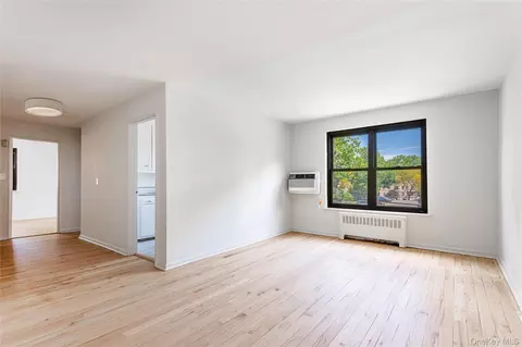 9 Terrace Cir #2C, North Hempstead, NY 11021