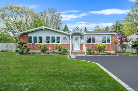 26 Bartley Ln, West Sayville, NY 11796