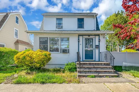 23 Evergreen Dr, Lindenhurst, NY 11757