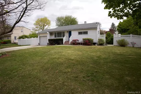 3 Rollin Ln, Brentwood, NY 11717