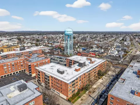 100 Clinton Ave #4R, Mineola, NY 11501