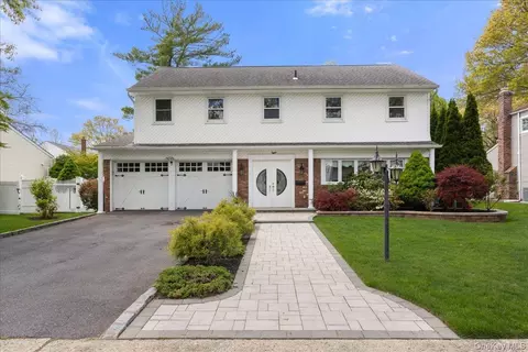 8 Marietta Dr, North Hempstead, NY 11590