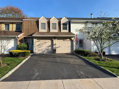 52 Holiday Dr #52, Woodbury, NY 11797